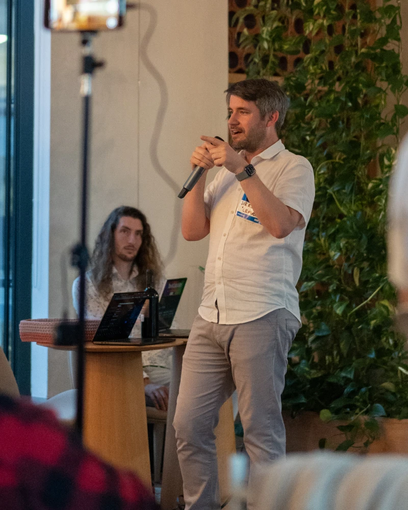 Jiří George Dolejš přednáší na meetupu